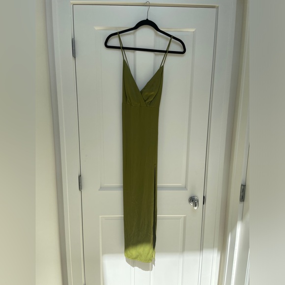 BRAND NEW W/ TAGS ZARA SATIN EFFECT MIDI DRESS IN
KHAKI 0/2298/092/505/01 IN XS - Picture 3 of 6